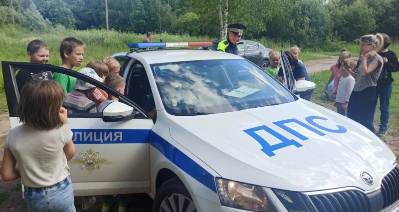 Новгородские автоинспекторы помогли детям закрепить навыки безопасного поведения на дороге накануне учебного года